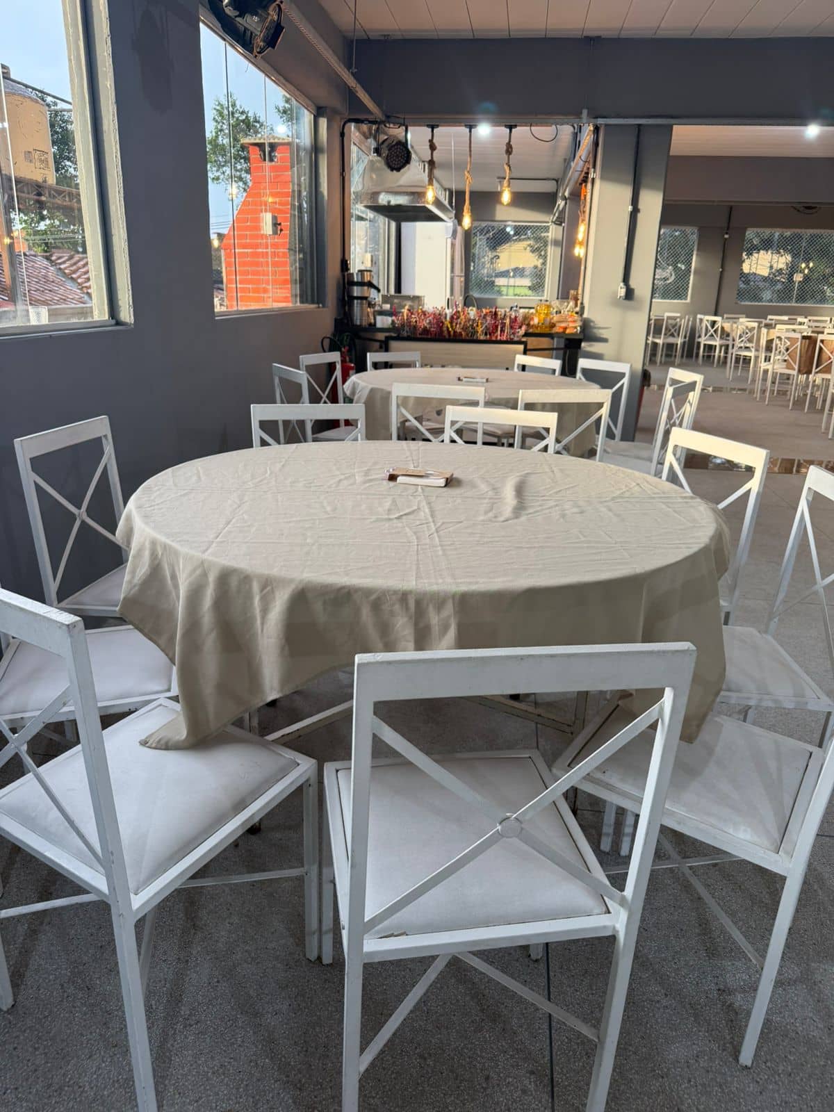Mesas redondas com cadeiras brancas
