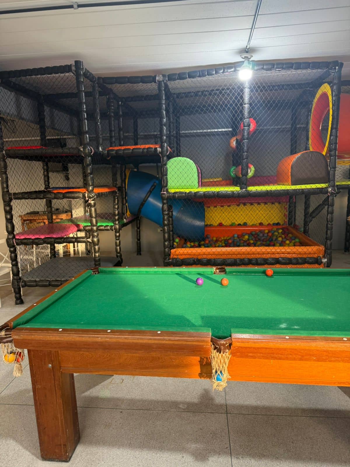 Mesa de sinuca e área de jogos